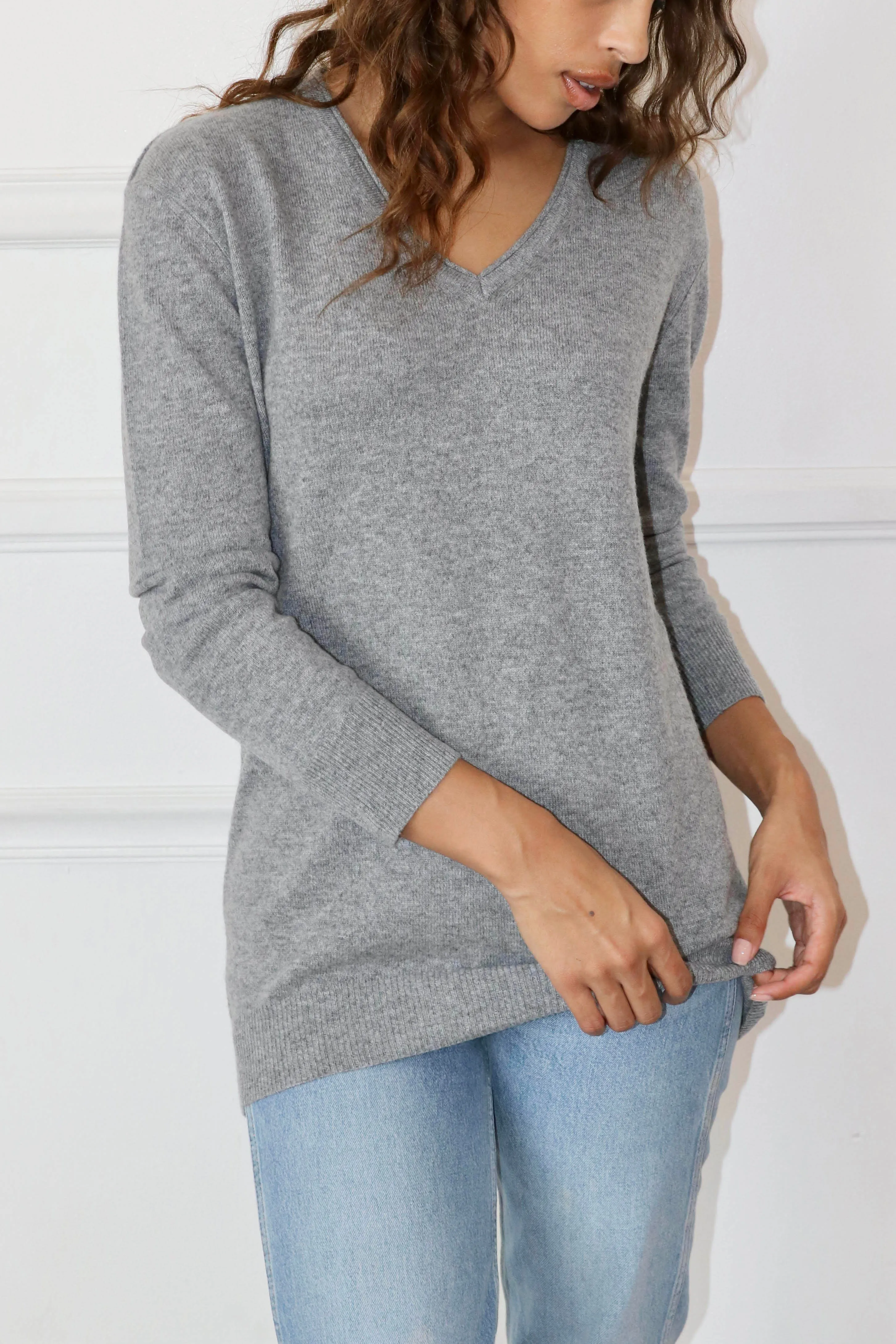 felicite Cotton/Cashmere Boyfriend V-Neck Sweater in Heather Grey 