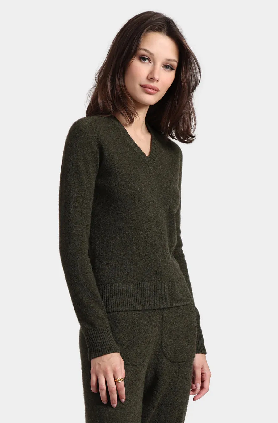 Minnie Rose Cashmere V-Neck Raglan Sweater in Army 