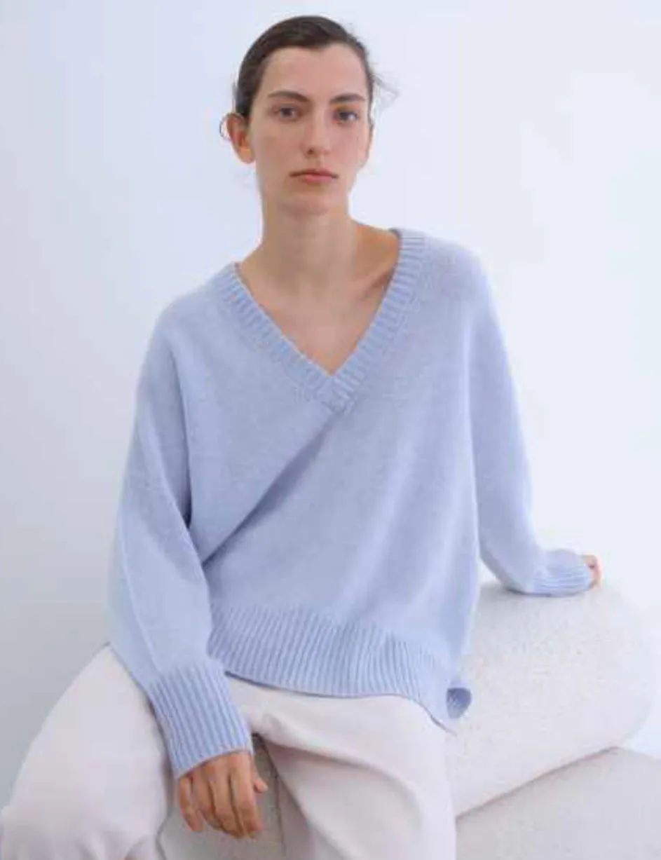 W.CASHMERE CHARLOTTE Cashmere V-Neck Sweater in Cornflower Blue 